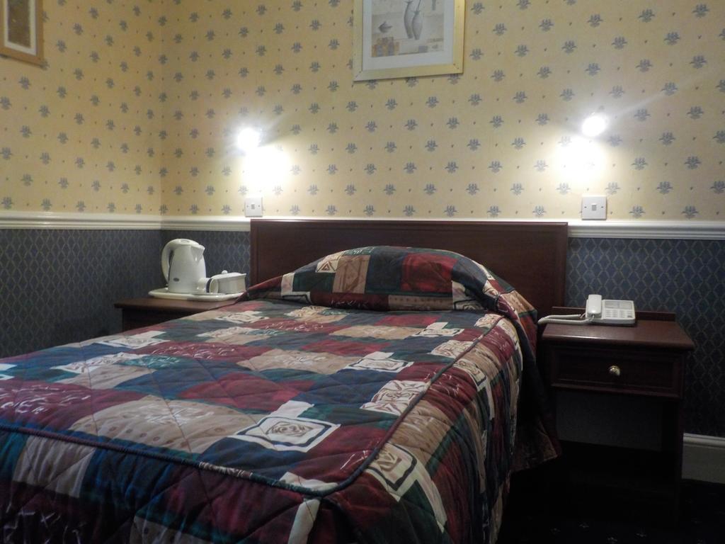 Roselawn Hotel Reading Bagian luar foto