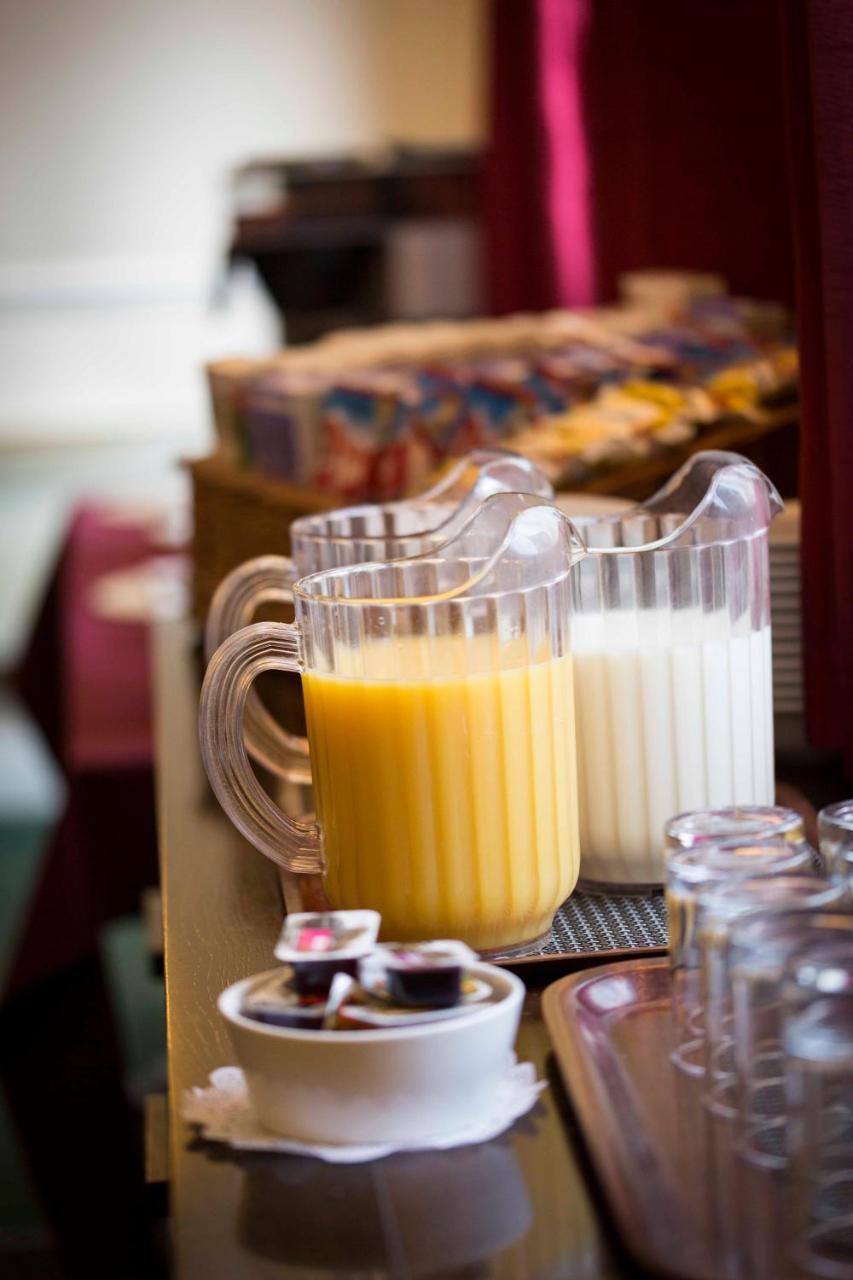 Roselawn Hotel Reading Bagian luar foto